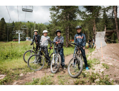 На «Архызе» школьников учат кататься на горном велосипеде
