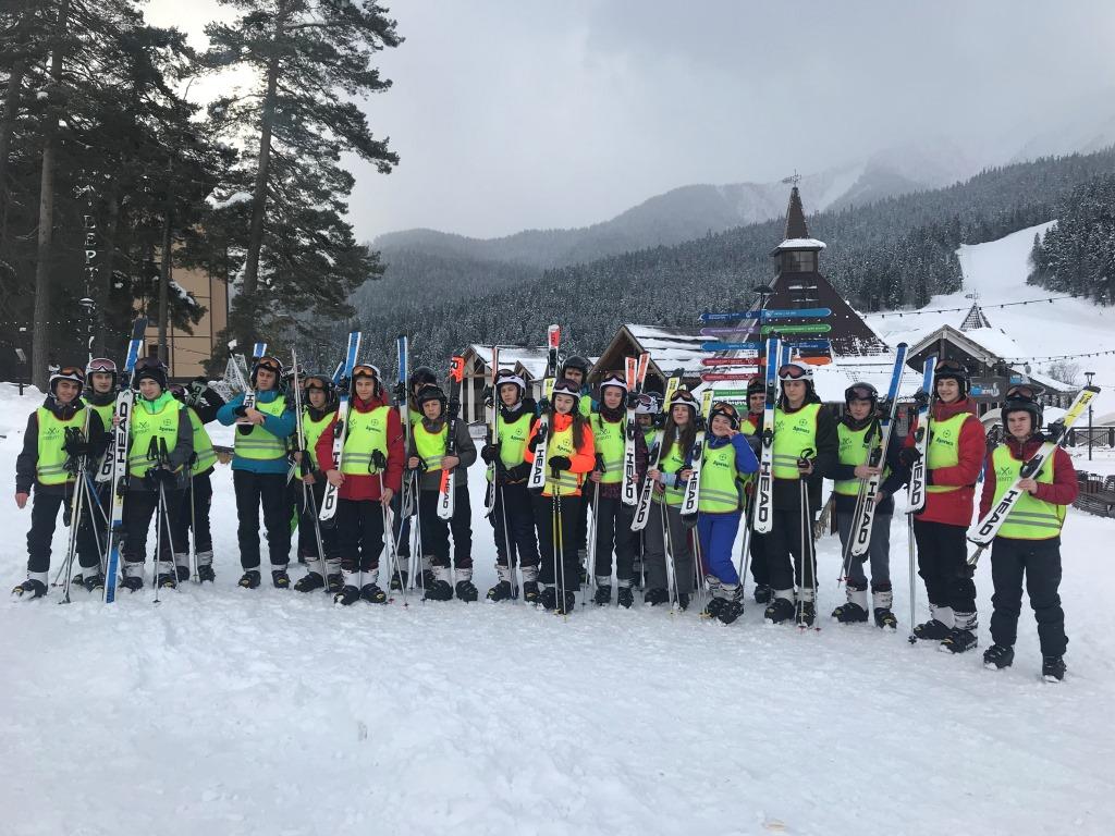 ТАСС: На курорте Архыз детей будут обучать катанию на лыжах и сноуборде в рамках соцпроекта