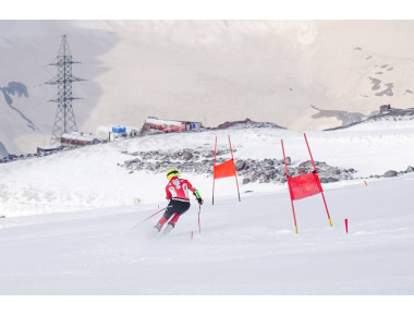 Горнолыжные команды страны открыли зимний сезон тренировок на Эльбрусе