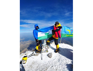 Команда Кавказ.РФ развернула флаг Кабардино-Балкарии и курортов на вершине Эльбруса