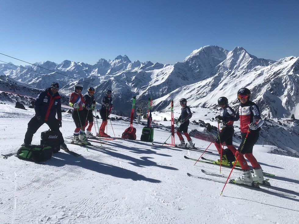 Сборная России по горным лыжам продлит тренировки на Эльбрусе до июля