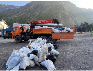 Волонтеры КСК унесли со склонов Эльбруса 10 кубометров мусора